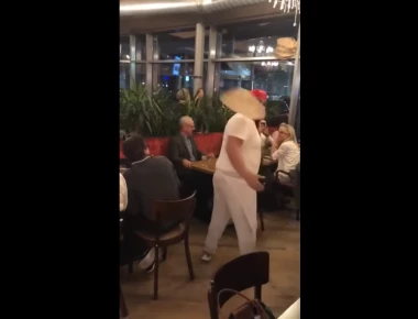 «Μαγικά» με το ζυμάρι της πίτσας κάνει ο ειδήμων (βίντεο)